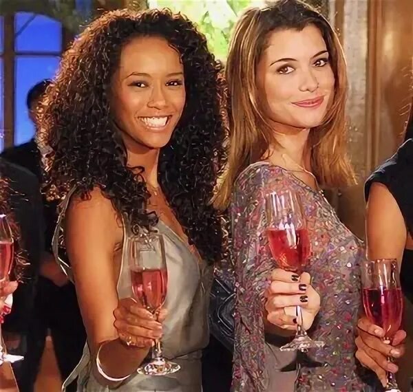 Элена и Лусиана. На камеру улыбаются, в душе ненавидят друг друга. Это последние дни, когда Лусиана стоит на ногах. Скоро произойдет трагедия, которая изменит ее жизнь. Фото с интернета. 