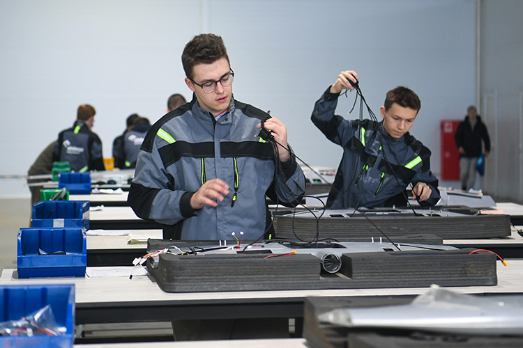    За каждым грейдом закреплена своя заработная плата, как и за каждой группой. Например, 9-й грейд идеологов может быть сопоставим с 5-м грейдом эксплутационщиков и 3-м грейдом строителей.   
Фото: tatarstan.ru