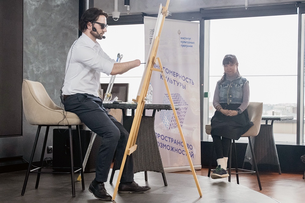    "Представьте себе, я могу и крестиком вышивать", - говорит Александр. Ну а его картины выставляются во многих странах мира. / Ирина Иванова / Пресс-служба Института культурных программ