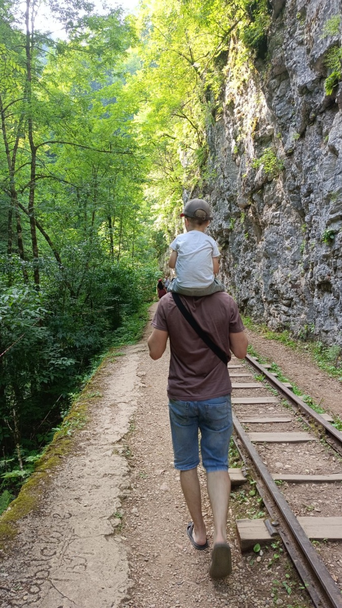 Исследование культурного наследия Краснодарского края: музеи, архитектурные памятники, храмы

Краснодарский край, расположенный на юге России, богат разнообразным культурным наследием. Здесь можно найти множество уникальных музеев, архитектурных памятников и храмов, которые отражают богатую историю и культуру этого региона.

Один из наиболее известных музеев Краснодарского края - Кубанский государственный музей-заповедник. Здесь собрана уникальная коллекция предметов, отражающих историю и культуру кубанского казачества. Кроме того, стоит посетить Кубанский музей ВМФ в городе Новороссийске, где представлена история российского флота.

Среди архитектурных памятников Краснодарского края выделяется Старокубанский казачий храм святителя Николая Чудотворца. Этот красивый храм, построенный в стиле русской архитектуры, является настоящей жемчужиной региона.

Кроме того, в Краснодарском крае можно найти множество других храмов, таких как Новоафонский монастырь, Свято-Георгиевский храм в городе Геленджик и многие другие.

Исследование культурного наследия Краснодарского края поможет понять и уважить богатое наследие этого региона. Посещение музеев, архитектурных памятников и храмов позволит окунуться в историю и культуру Краснодарского края и оценить его уникальность и красоту.