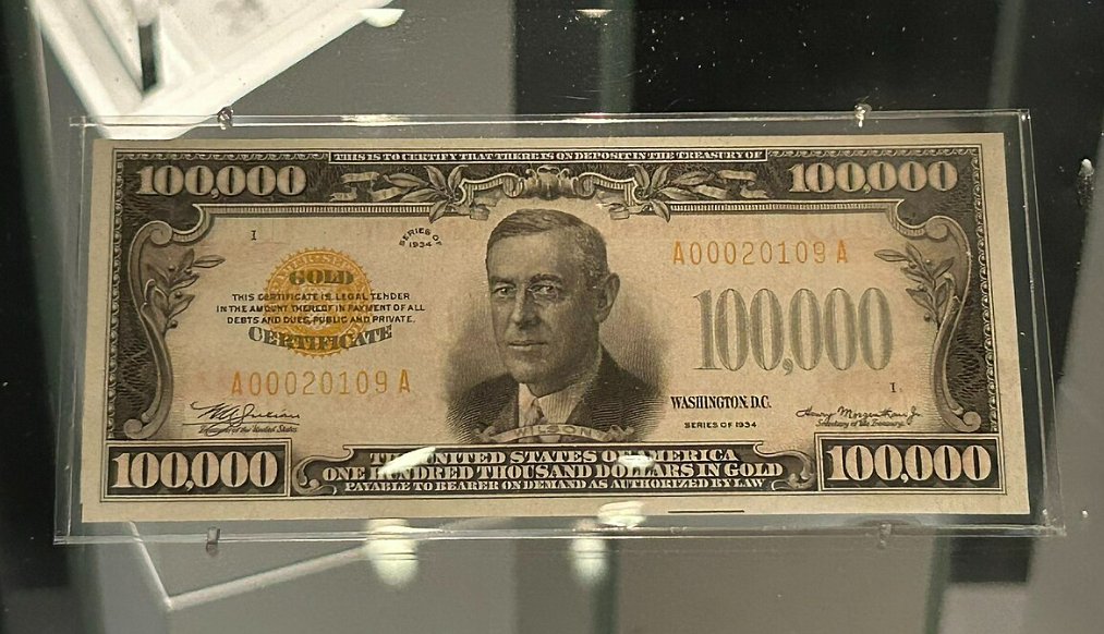 Золотой сертификат США в 100 000 долларов хранящийся в музее