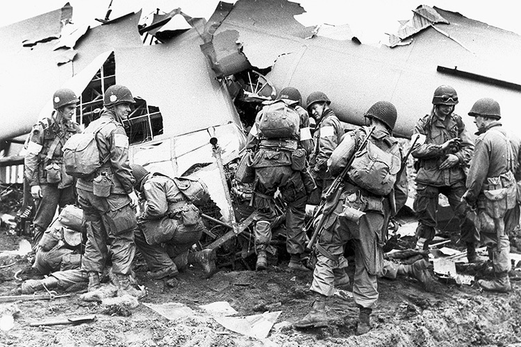 Десантники 101-й воздушно-десантной дивизии осматривают повреждённый планер.
Предоставлено изображение: Общественное достояние