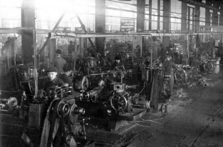 Каждый четвертый танк Т-34 был собран на УВЗ. Альбом фотографий завода № 183 им. Коминтерна, май 1942 г.