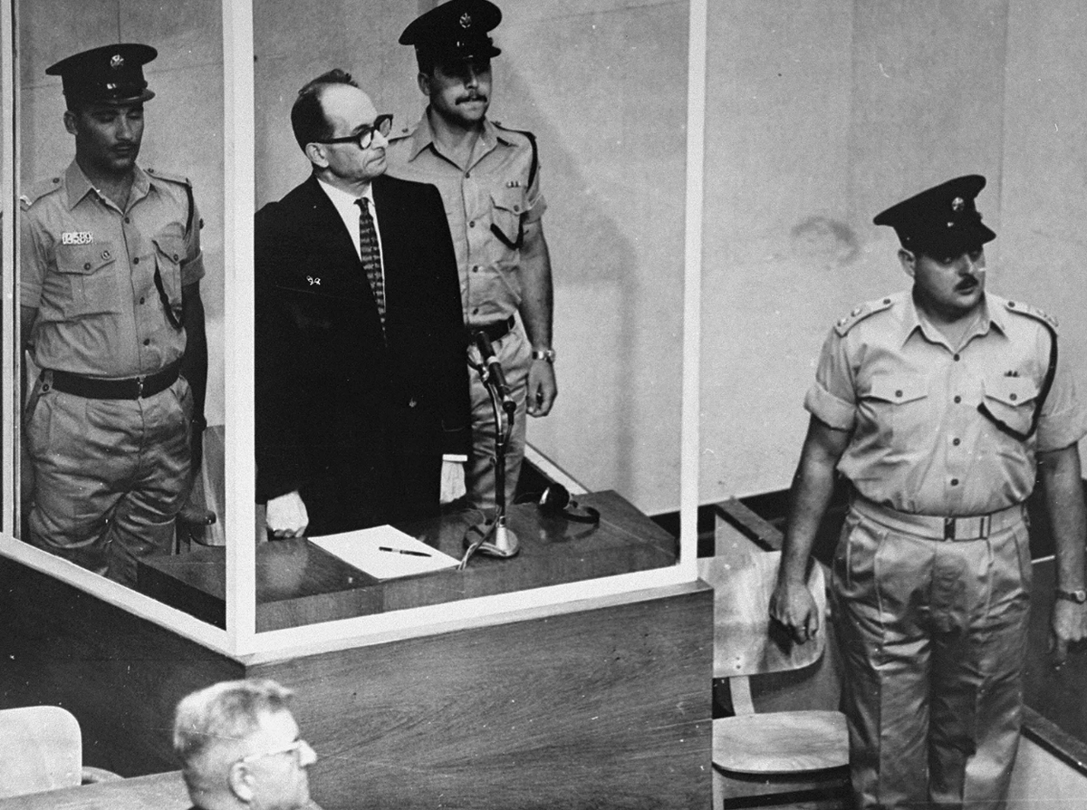 Адольф Эйхман слушает приговор израильского суда Бывший нацистский чиновник Адольф Эйхман слушает, как израильский суд признаёт его виновным по всем пунктам обвинения на суде по делу о военных преступлениях в Иерусалиме в 1961 году. 