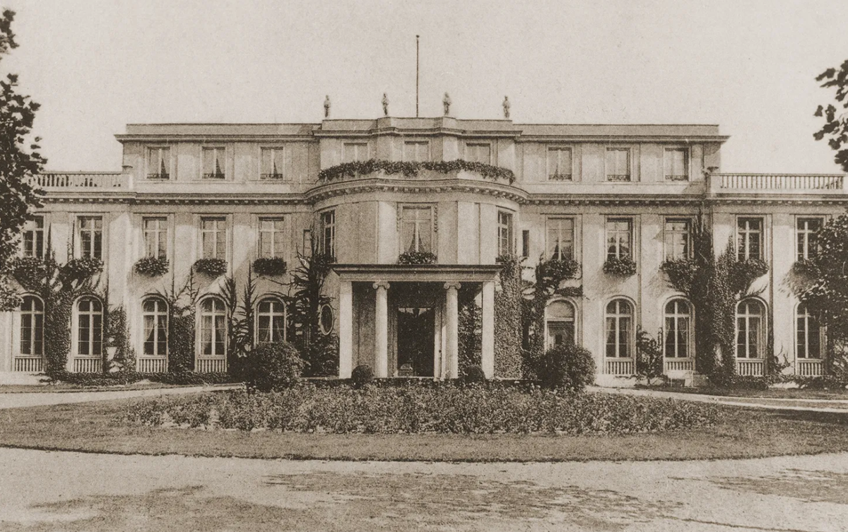 Ванзейская конференцияВилла в берлинском пригороде Ванзей, где проходила конференция, на которой 20 января 1942 года было сформулировано «окончательное решение» «еврейского вопроса».