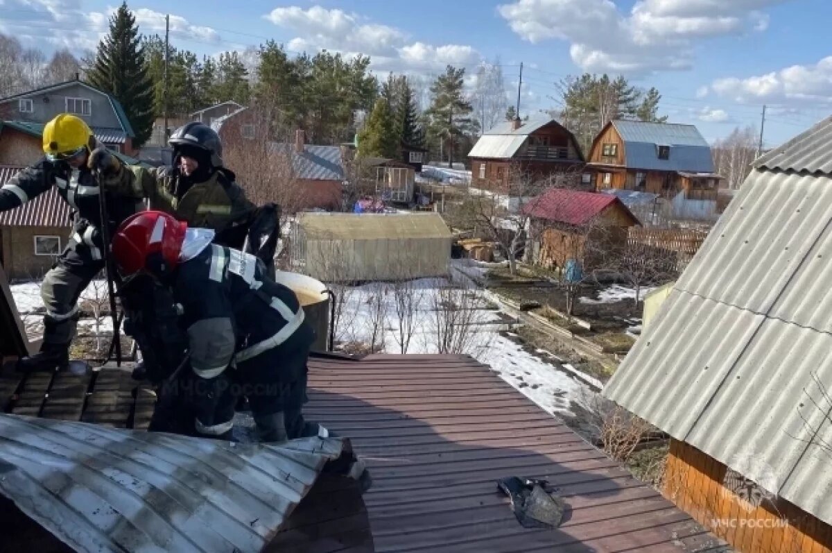    16 пожаров потушили в Свердловской области за сутки, погиб один человек