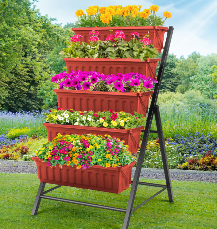 Вертикальная клумба из металла – стильный и практичный вариант.