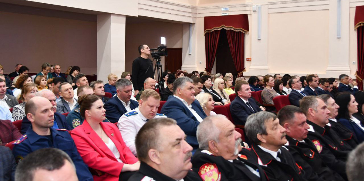 В открытой сессии районного Совета приняли участие прокурор района, 	руководители организаций, представители казачества, общественности