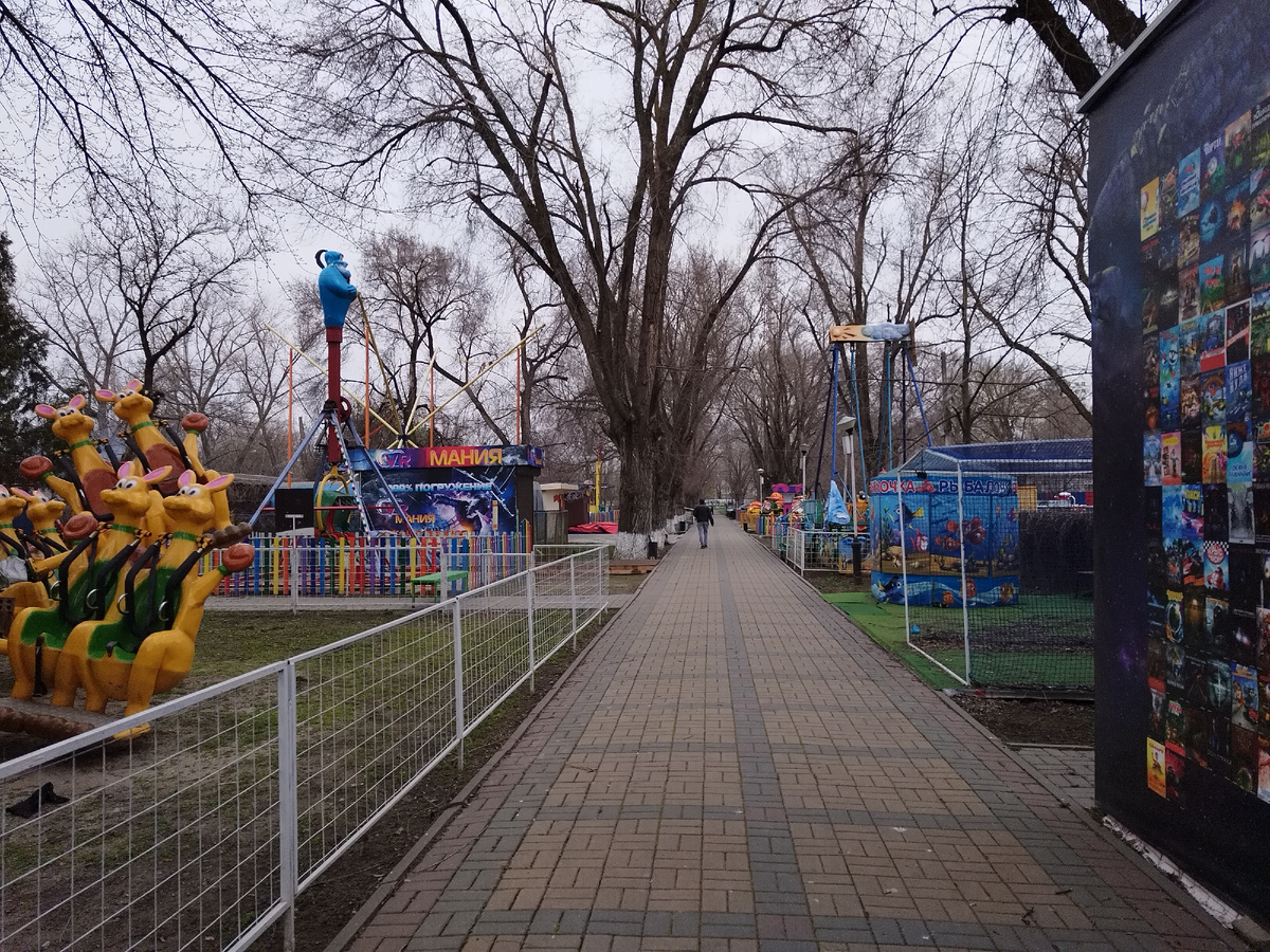 Аллея с аттракционами