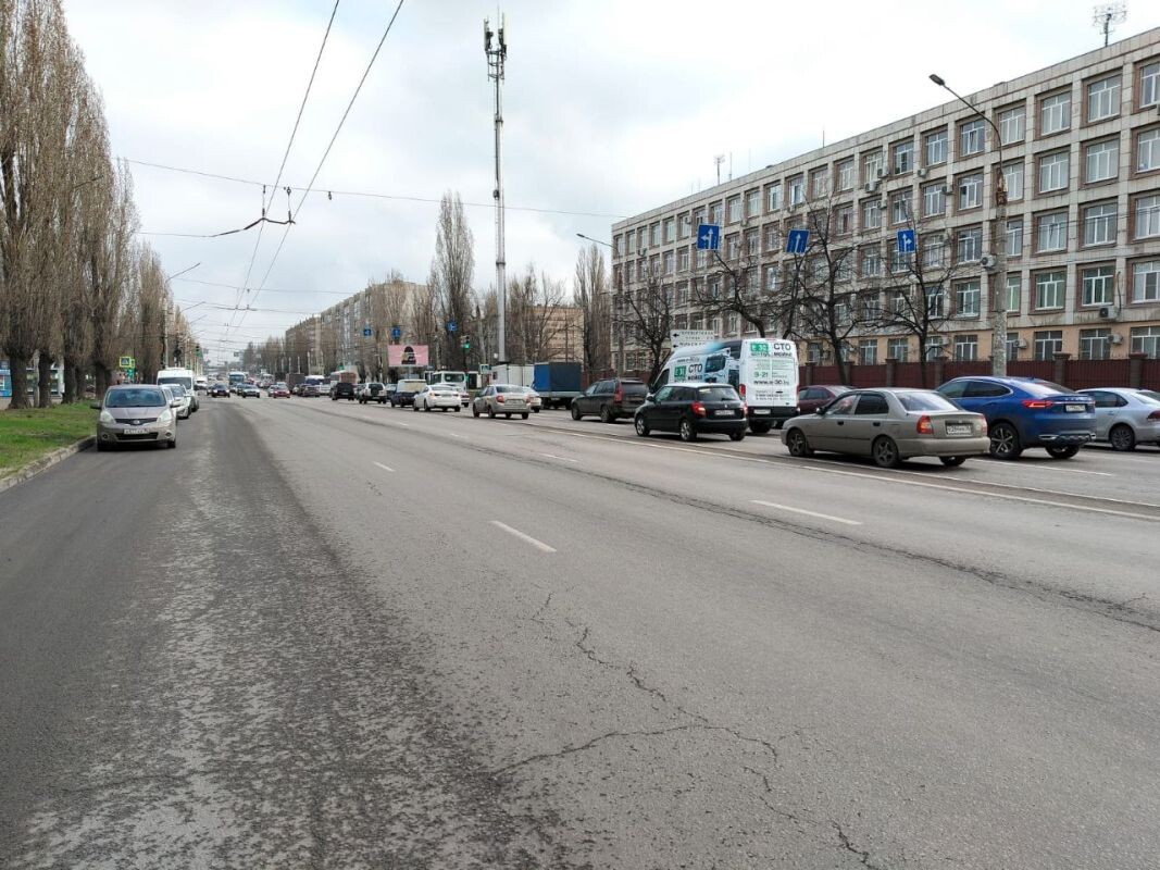     Ленинский проспект. Пробка в сторону Остужевского кольца уходит далеко за Минскую