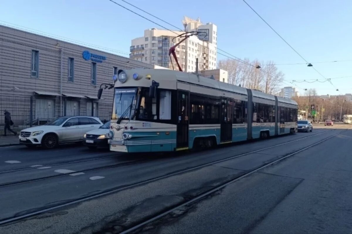    Ретротрамвай «Достоевский» сошел с рельсов в Петербурге
