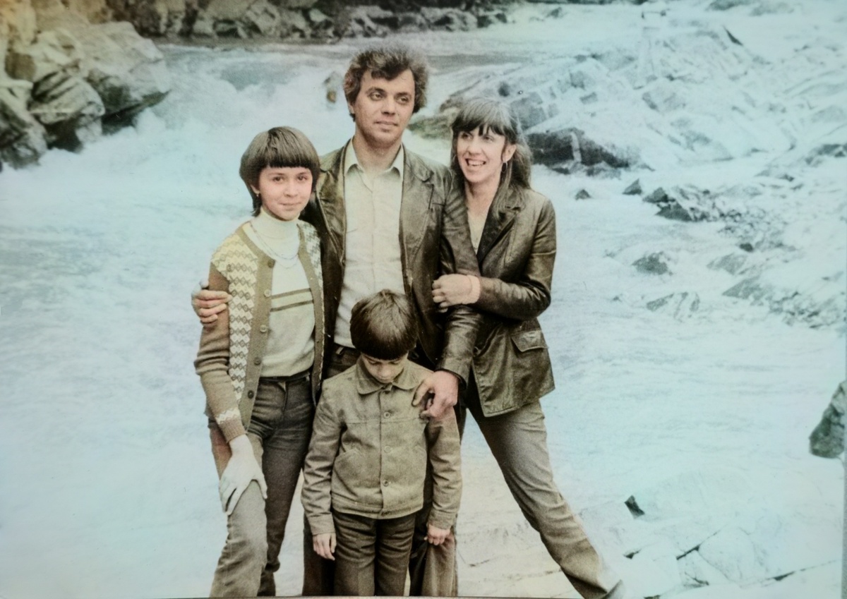 1983 год. Папа, Мама, Инна и я.