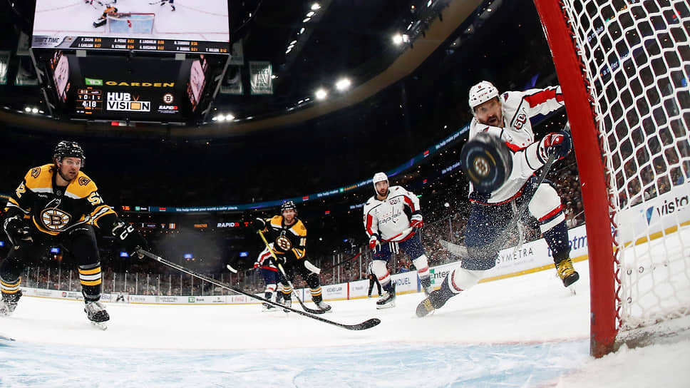 Александр Овечкин (справа) забрасывает шайбу в ворота «Бостон Брюинз».📷Фото: Winslow Townson-Imagn Images / Reuters