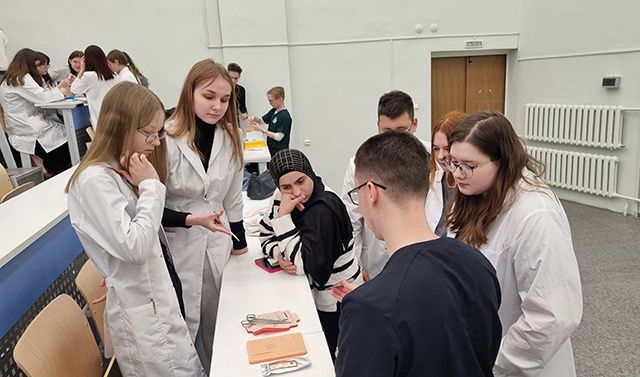 В Твери будущие хирурги потренировались на свиной ноге