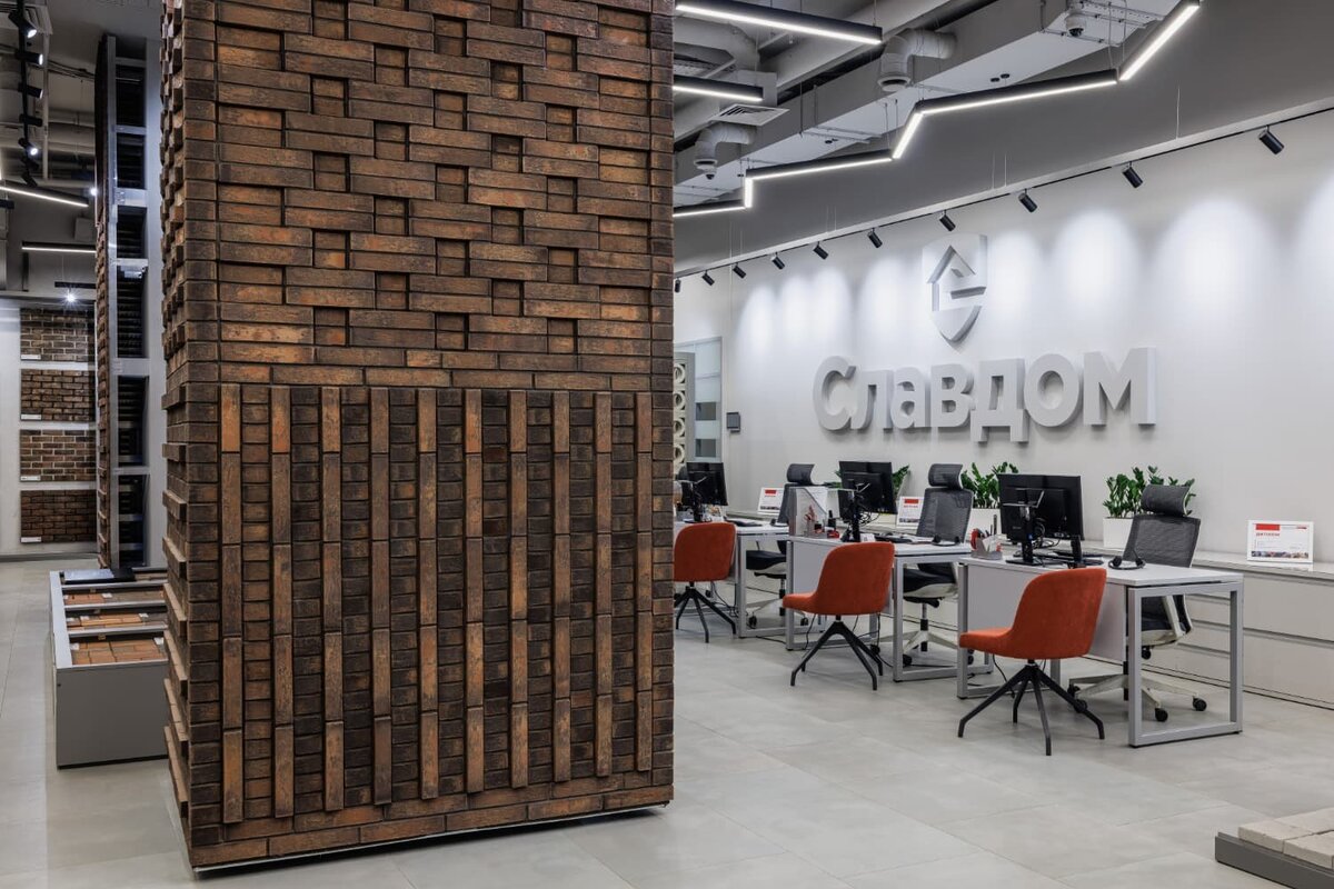 Колонна на подсистеме Baut в новом шоуруме Славдом Бутырский Вал. Чтобы создать «парящий» эффект, мы намеренно оставили небольшой зазор между полом и конструкцией.