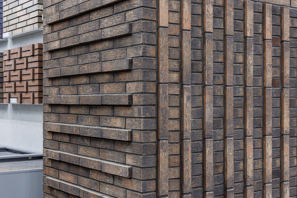 Каждая грань становится отдельным архитектурным экспериментом, позволяя сравнить и оценить различные варианты объемной кладки.