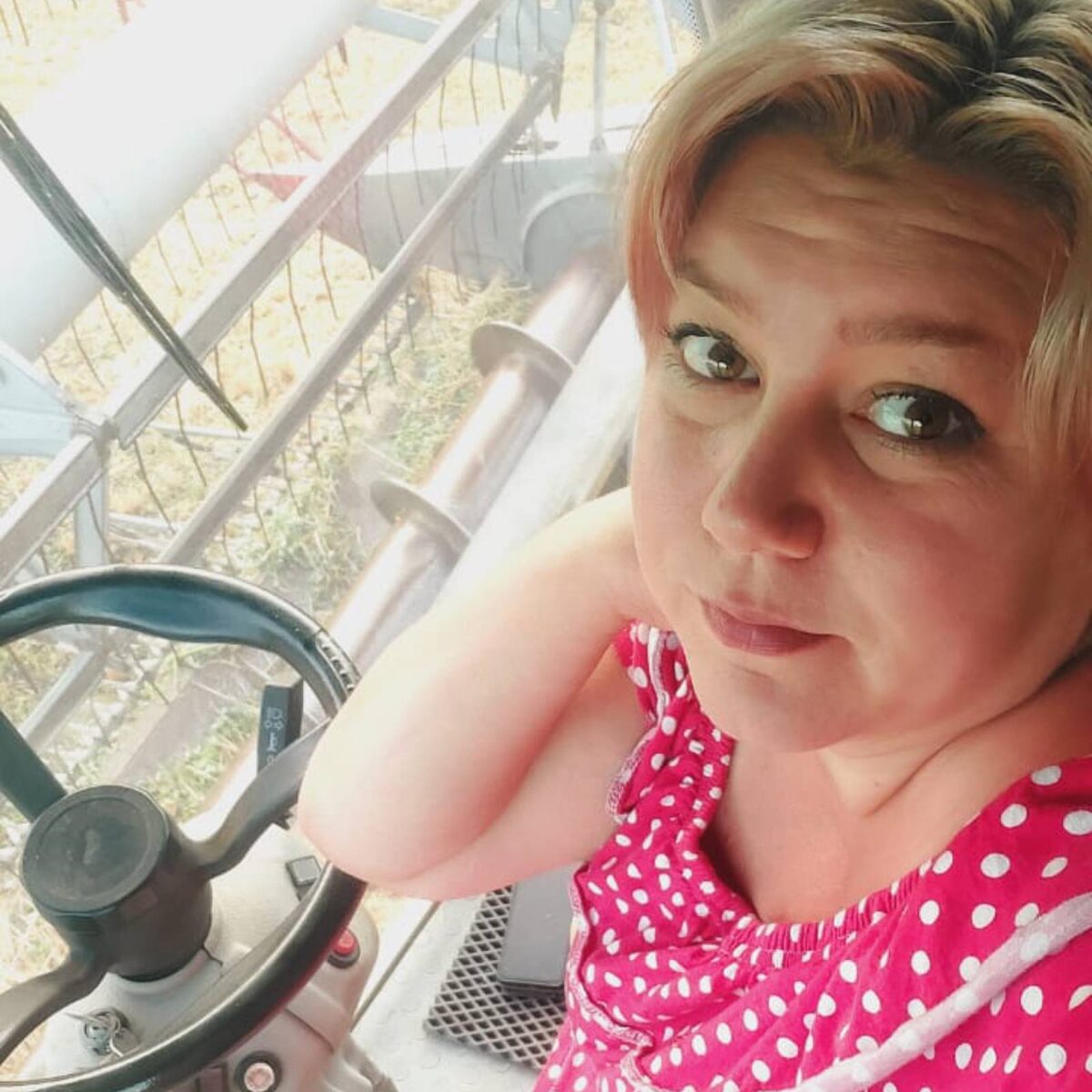 Тамара уверенно себя чувствует за штурвалом комбайна