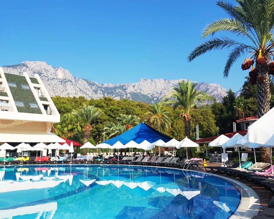 Море, горы и буйная зелень - илеальное сочетание. Фото из открытых источников