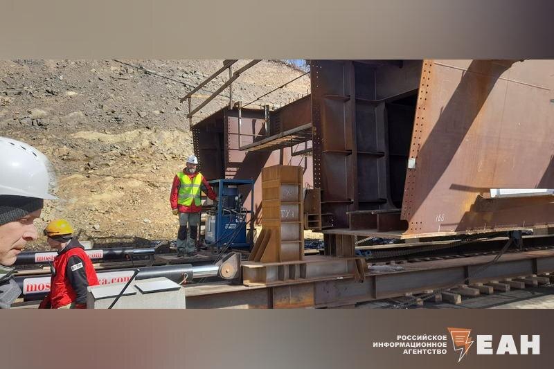    Начинается надвижка металлоконструкций на опоры эстакады