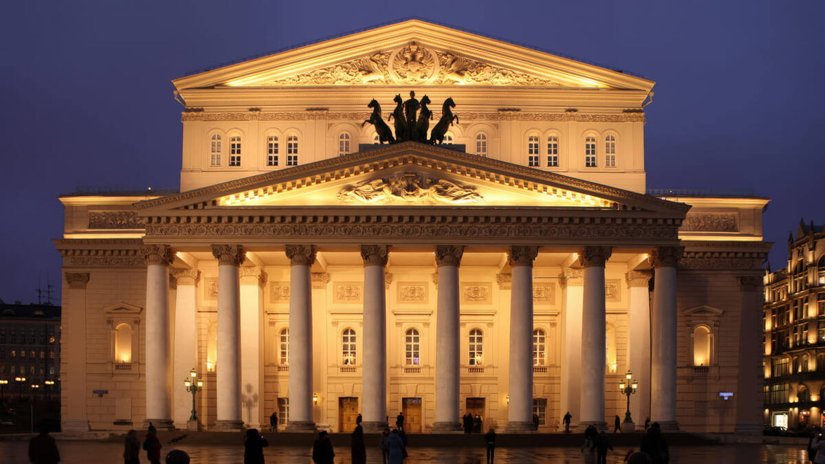 Историческое здание Большого театра, где каждый спектакль становится незабываемым событием для ценителей оперы и балета. Участники тура смогут насладиться великолепием классических постановок и мастерством артистов.