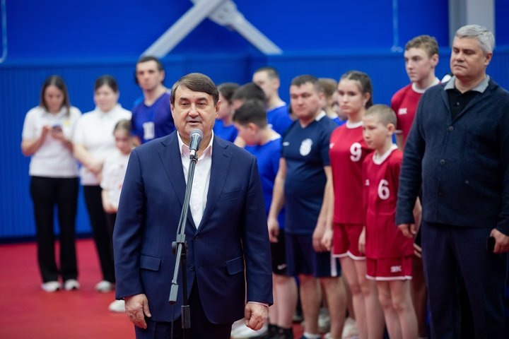 Игорь Левитин выступает. Справа Олег Завалюев. предоставлено пресс-службой Минспорта РТ