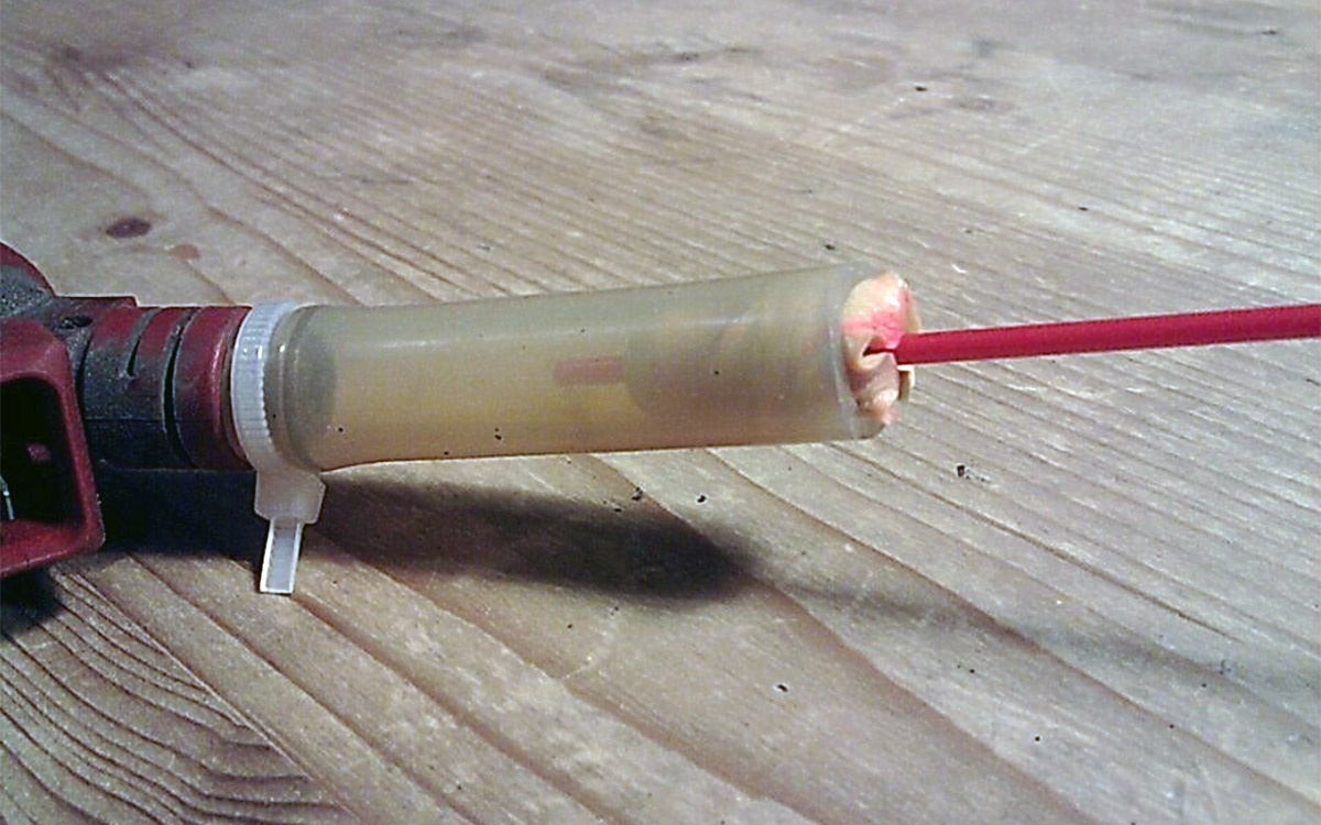 Илья Калинчиков📷Самый простой вариант герметичного соединения форсунки и баллончика. В качестве уплотнения — обычная беруша из аптеки