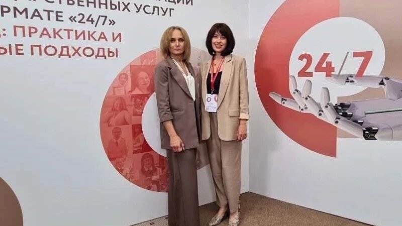     Новый заместитель министра социальной защиты Алтайского края Алена Кашлева (на фото слева) Мои документы (МФЦ Алтайского края)