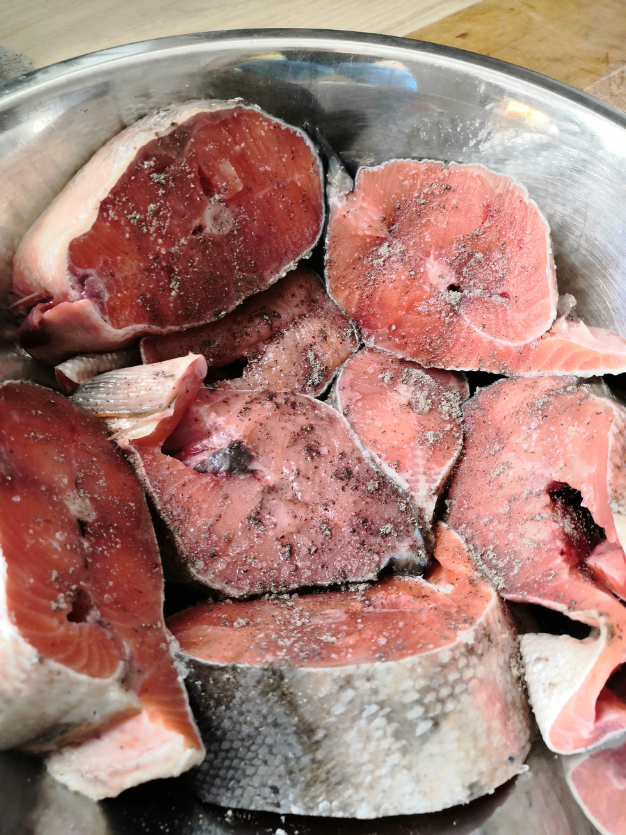 Подготовка стейков из кеты