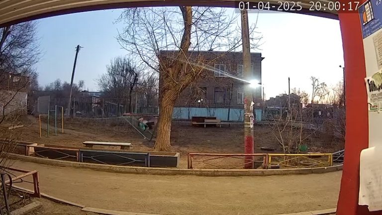    В Орске обрушились качели с тремя детьми Оренбуржье