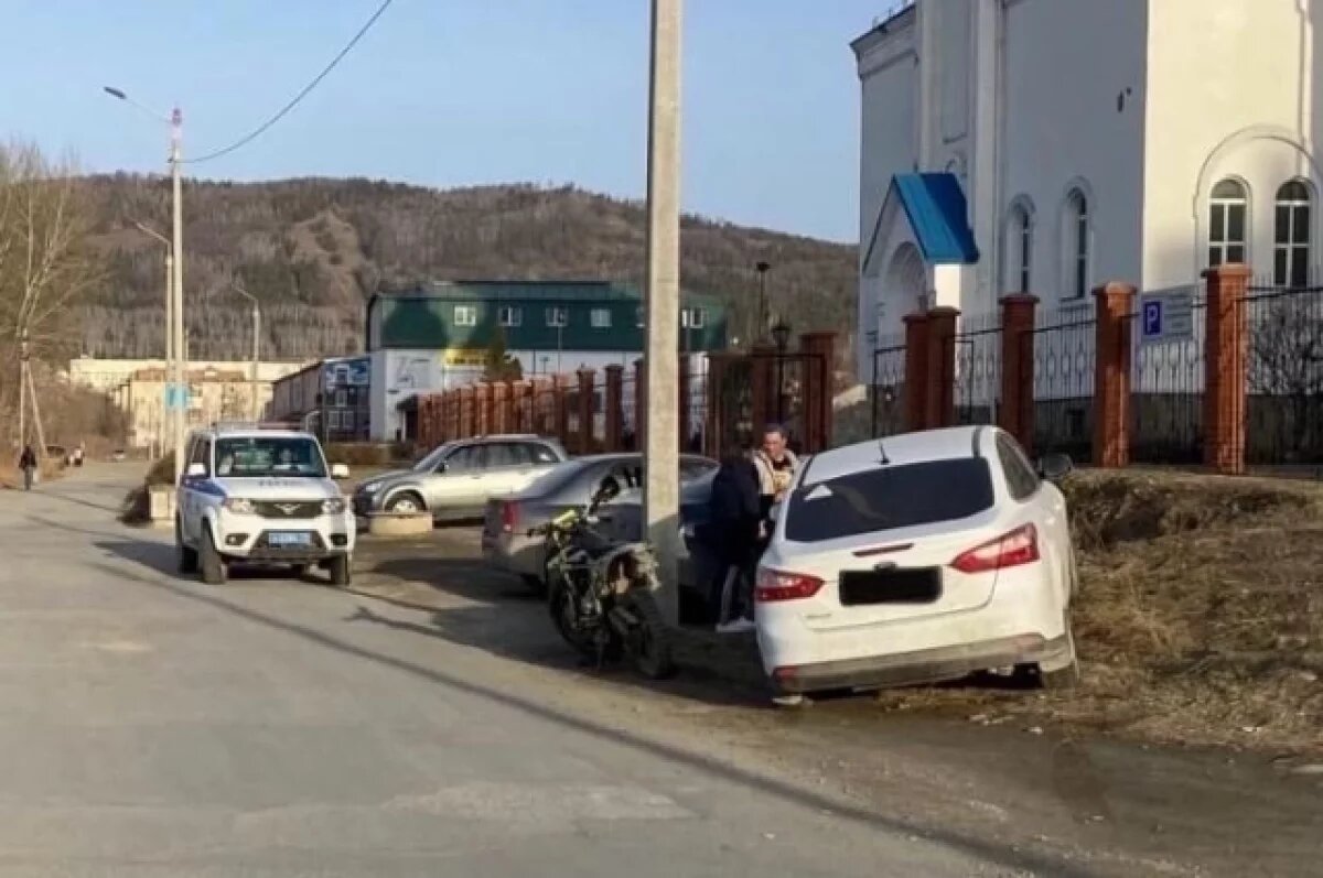   В Миассе подросток на эндуро врезался в легковушку и въехал в электроопору