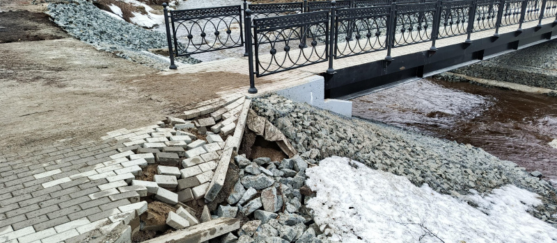    Власти пообещали восстановить плитку на подходе к новому мосту в ПетрозаводскеАдминистрация Петрозаводска