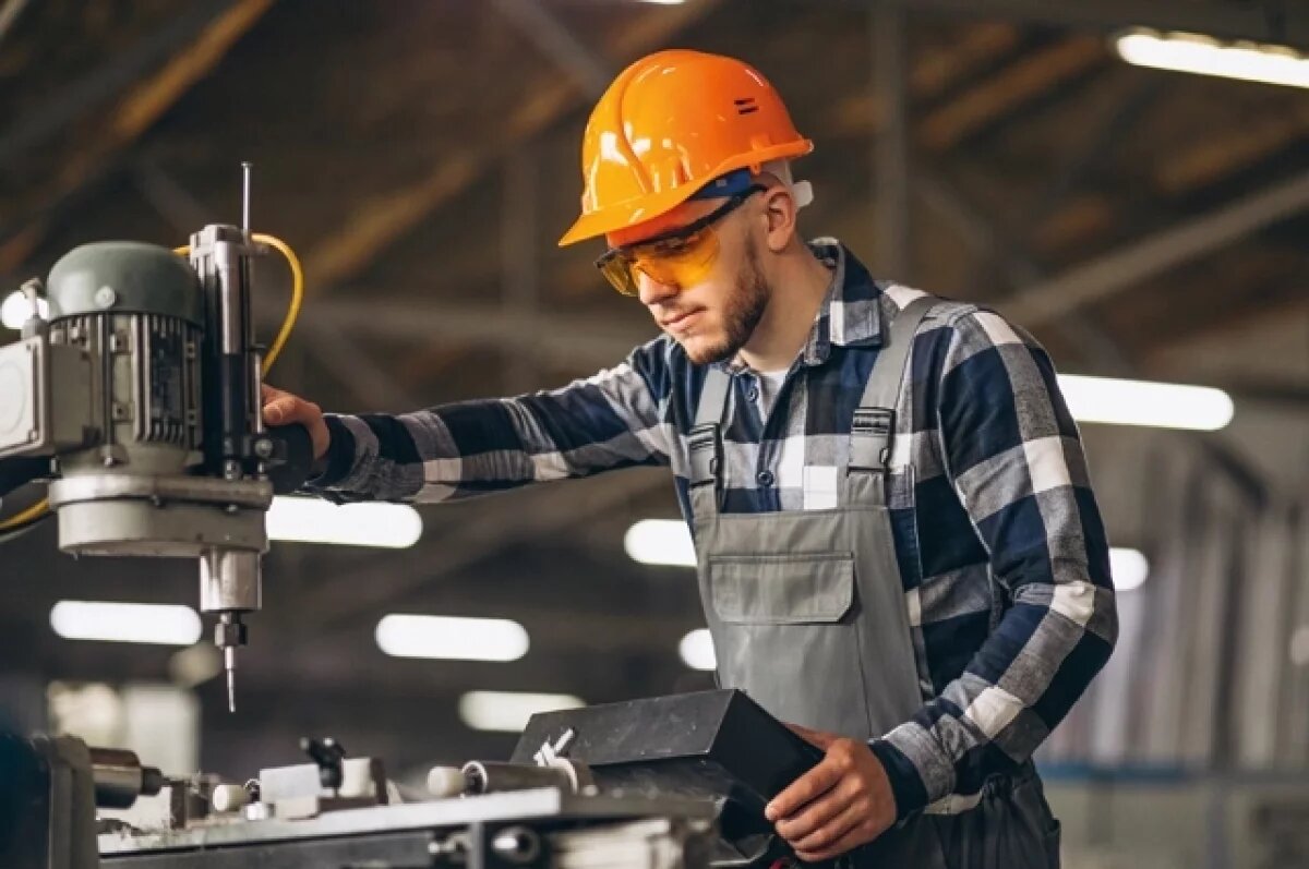    Труд современного рабочего требует образования и интеллекта.