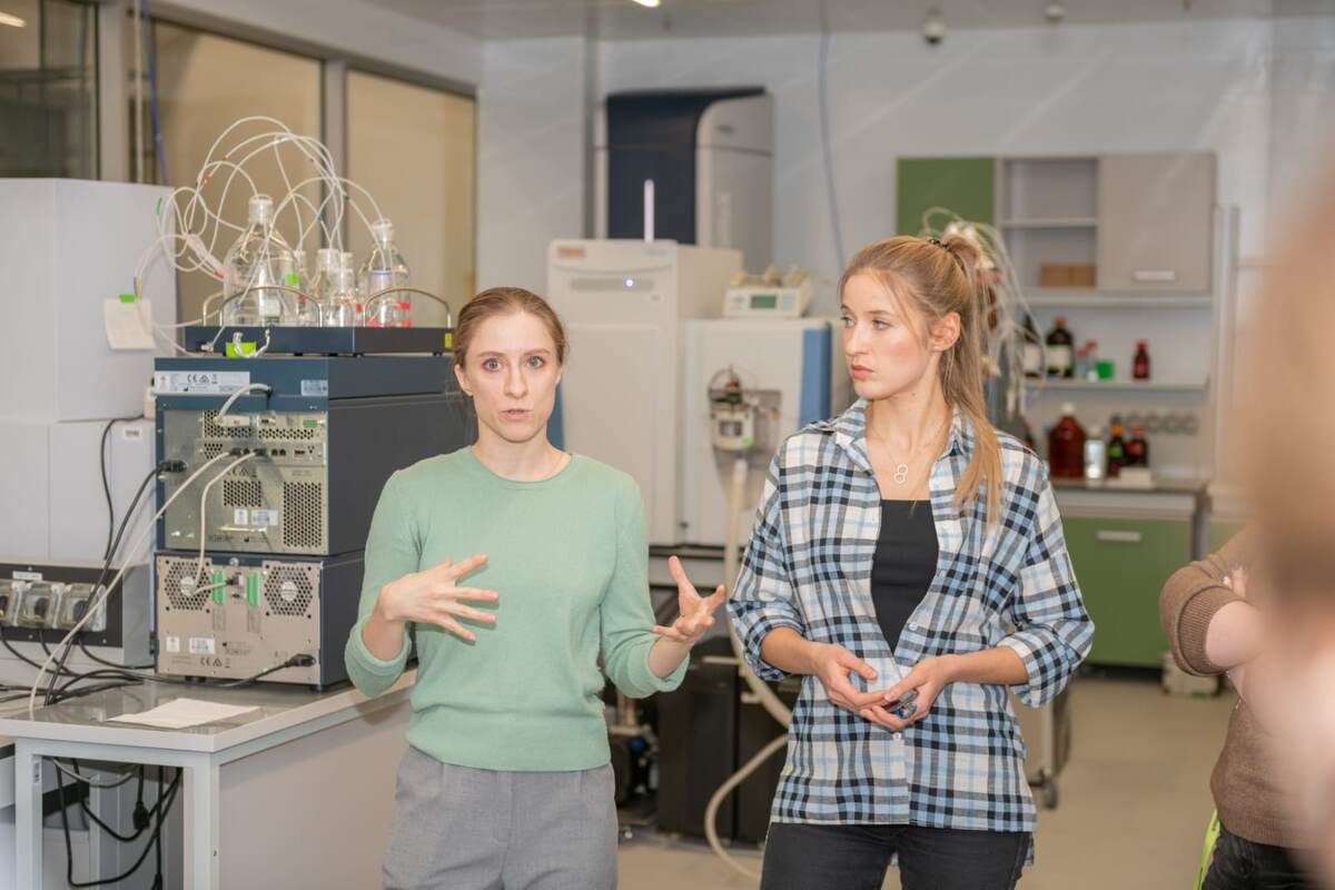 Участники исследовательского коллектива из Сколтеха: Анна Ткачева и Анна Стекольщикова. Источник: архивы Сколтеха