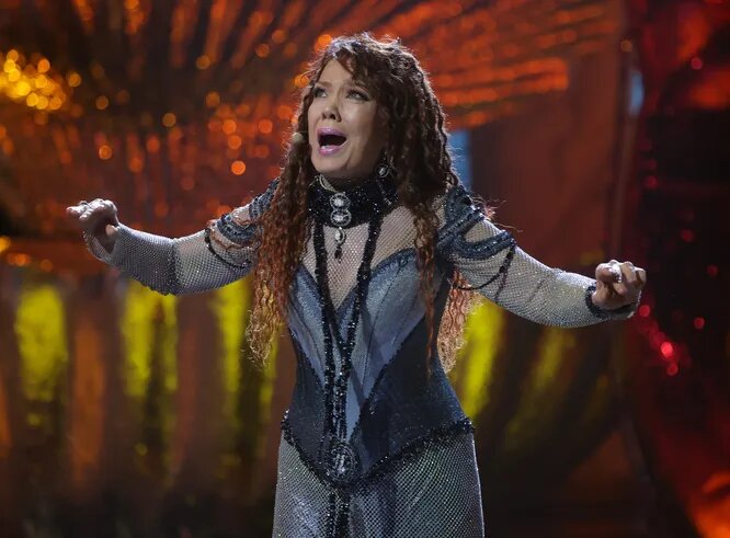 Певица Азиза