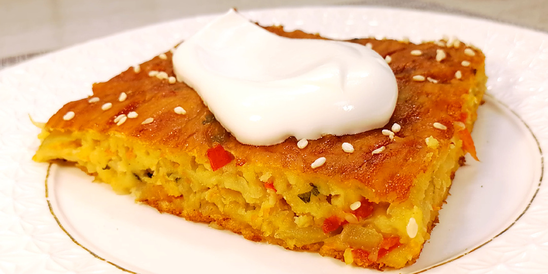 Ленивый капустный пирог с овощной начинкой и томатной глазурью