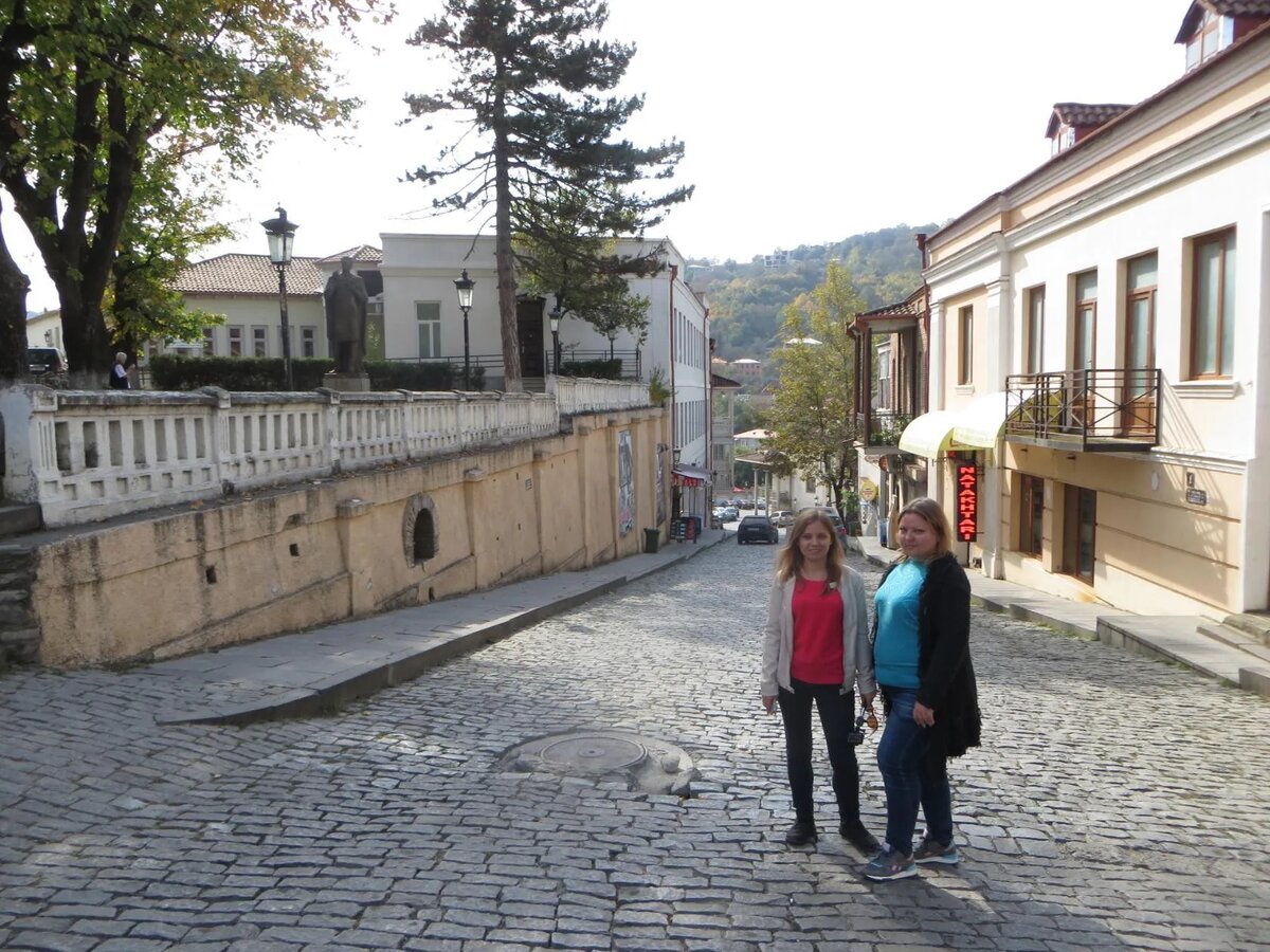 с сестрой на одной из городских улочек