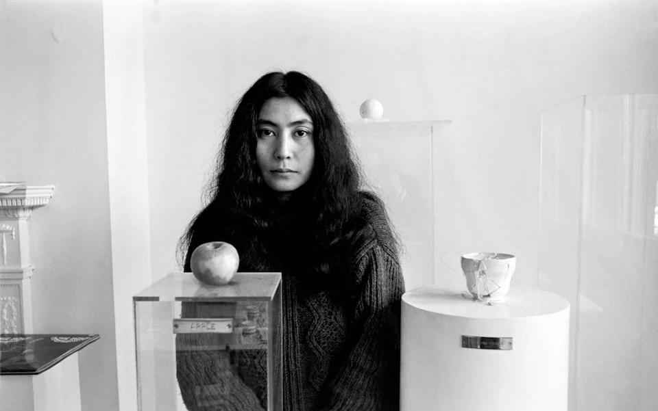 Оно на сольной выставке своих работ в 1967 году. Фото: Mirrorpix