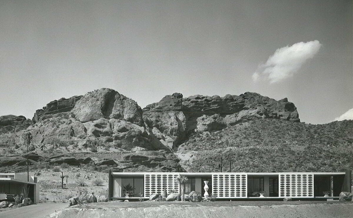 Дом, спроектированный Элом Бидлом (Al Beadle), широко известный как Белые ворота (White Gates)