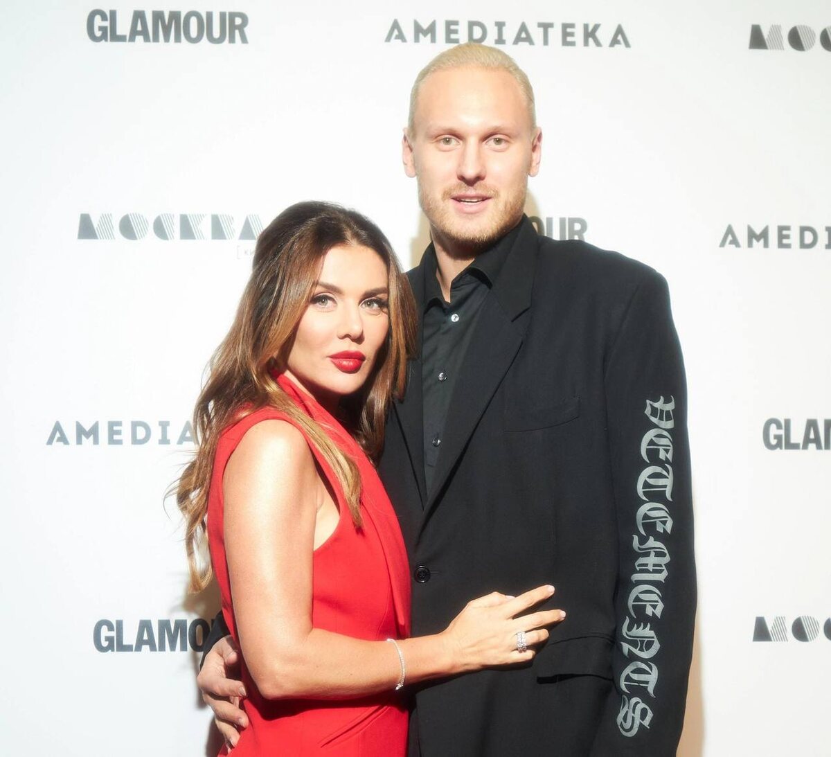 Анна Седокова и Янис Тимма. Социальные сети