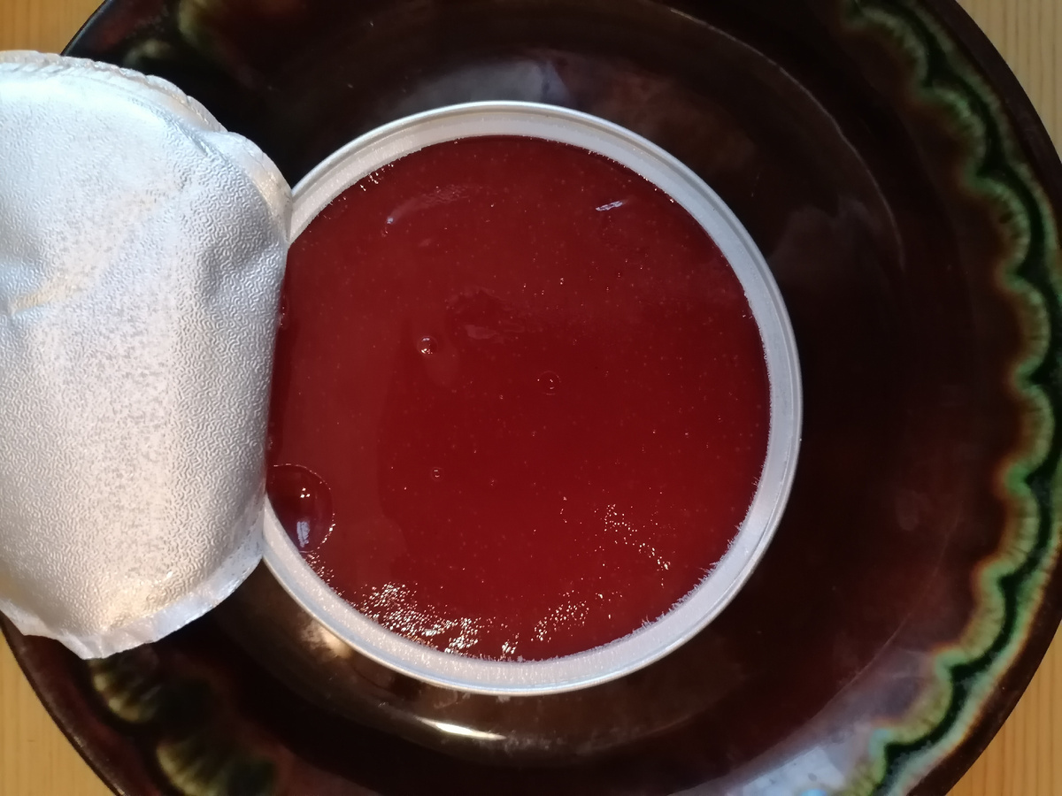 Внутри баночки находится малинового цвета фруктово-ягодный продукт