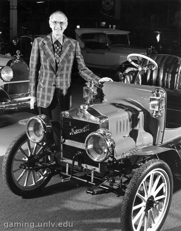 Удивительно, что при всем его богатстве и популярности, найти фотографию Билла Харра на просторах интернета оказалось не просто.