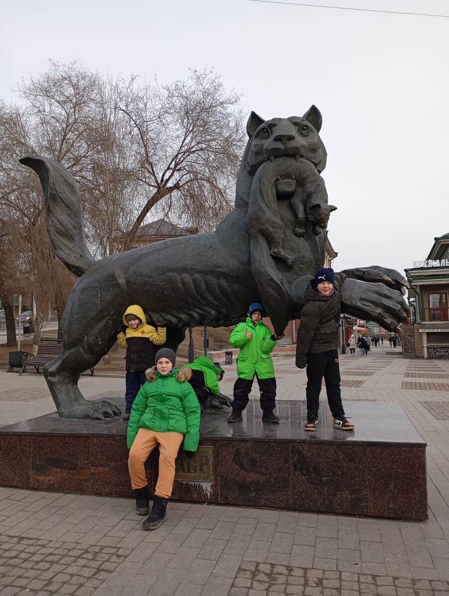 памятник Бабру - символу Иркутска 