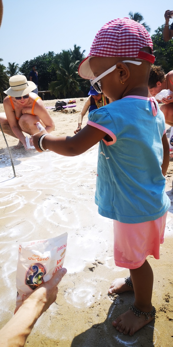 девочка пришла рисовать