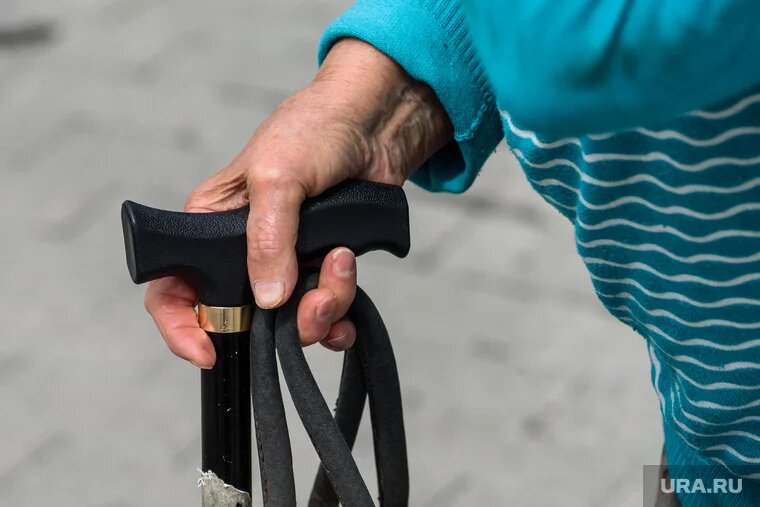 Мошенники убеждают пожилых женщин пойти на преступление, используя их личные обстоятельства. Фото: Илья Московец © URA.RU