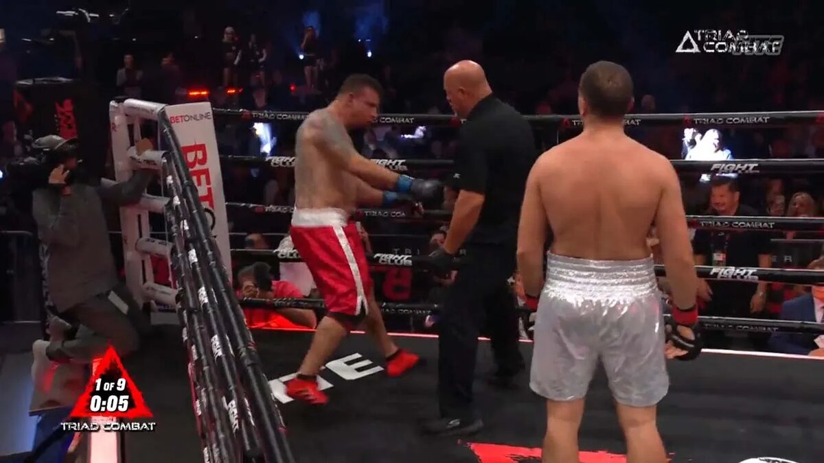 Фото с сайта https://defector.com/heres-another-embarrassing-stunt-boxing-match