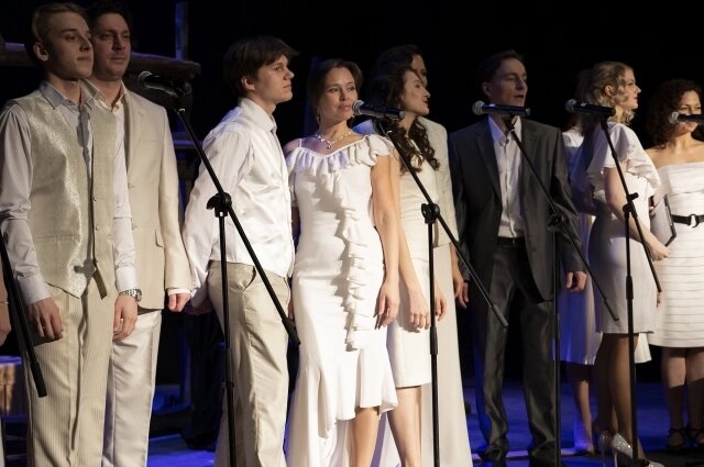    Открытие фестиваля состоялось на сцене театра куклы, актёра, маски «Арлекин», а началось оно исполнением гимна Лицейского театра. Фото: Омский Драматический лицейский театр/ Анна Аликова