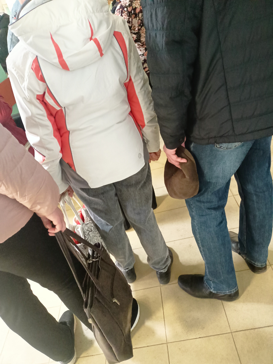 В очереди. Забыли люди, что не плохо бы дистанцию соблюдать.