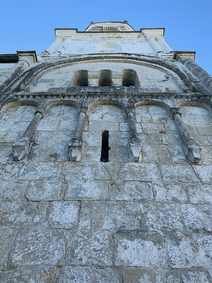 Частично сохранилась резьба по белому камню