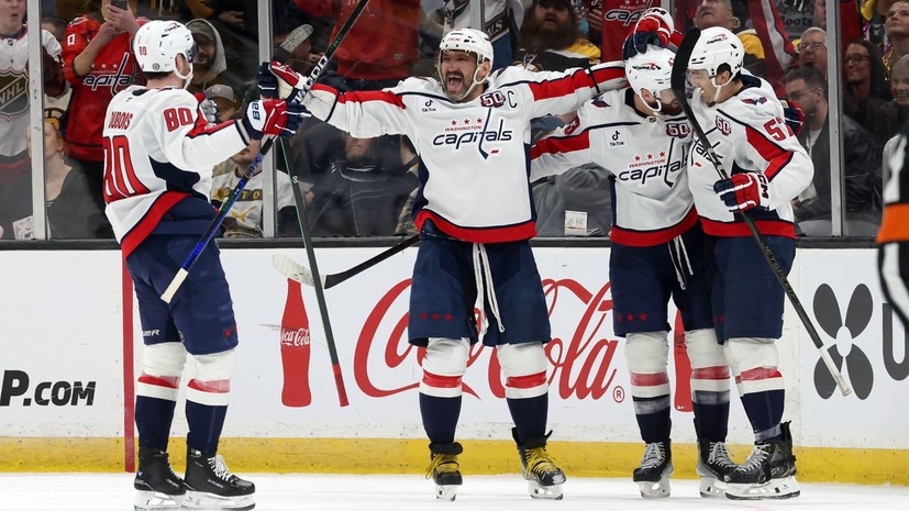     Хоккеисты «Вашингтона» Пьер-Люк Дюбуа, Александр Овечкин, Том Уилсон и Тревор ван Римсдайк Gettyimages.ru Rich Gagnon / Stringer