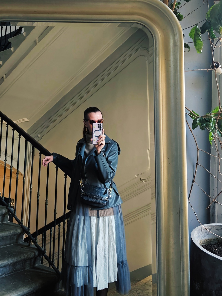 А тут юбки пышные виноваты, ведь правда?)